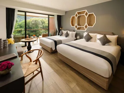デラックス・ファミリールーム（マウンテンビュー、キングベッド1台・クイーンベッド1台、バルコニー付き） — Avista Grande Phuket Karon - MGallery