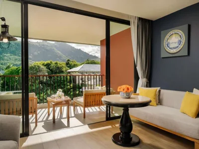 デラックスルーム（マウンテンビュー、キングベッド1台、バルコニー付き） — Avista Grande Phuket Karon - MGallery